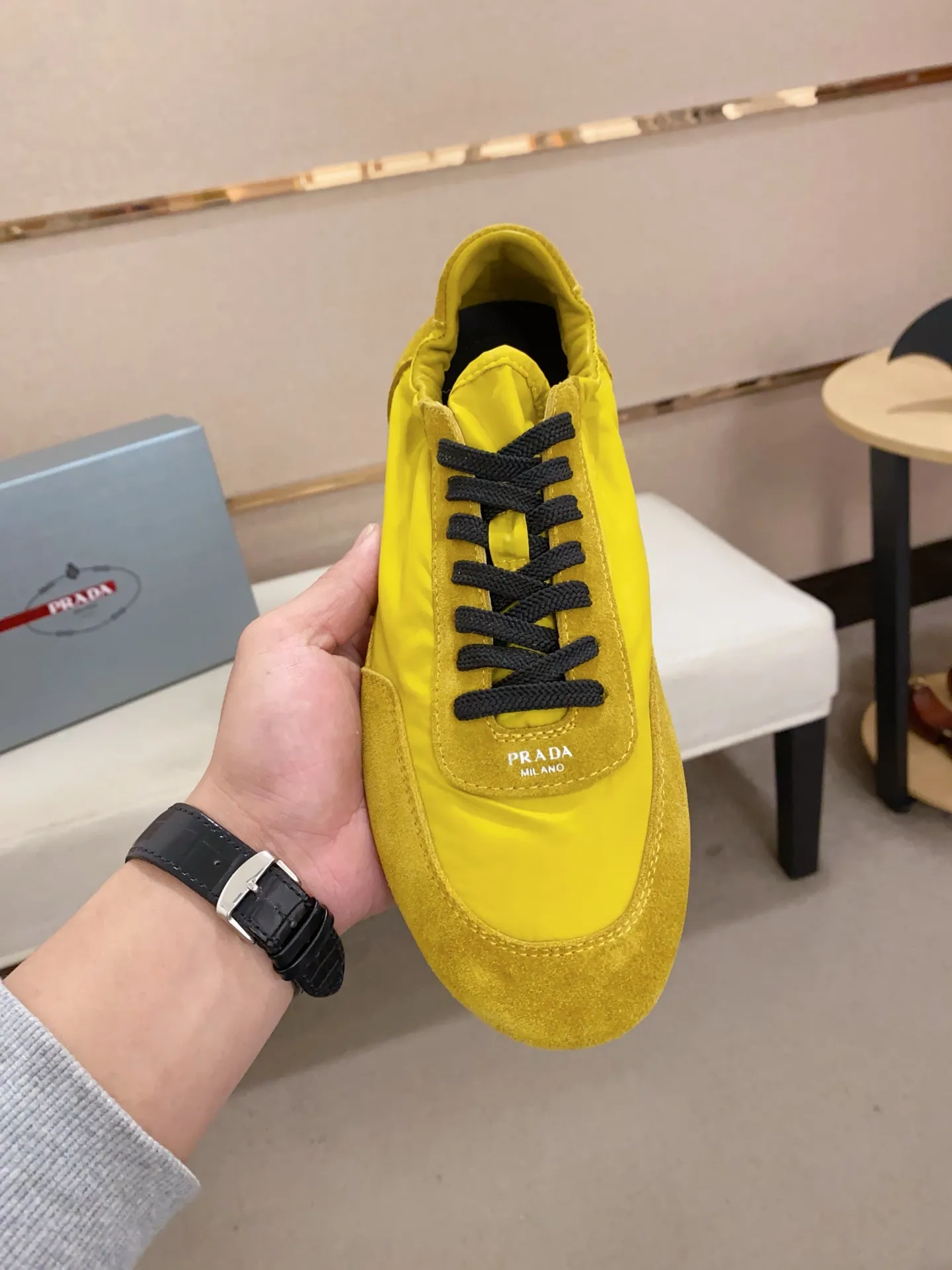 Men's shoes 💰 500💰 ✔️✔️✔️High version High-quality new PRADA counters are launched simultaneously. The new men's shoes and 😘fabrics are selected from first-layer cow suede and waterproof fabrics, and are made by pure handicrafts. Lining: Full sheepskin lining. 👍🏿 High-end ☄️ air-cushion molded anti-slip rubber outsole, exquisite lines, simple and elegant, comfortable and high-end for leisure travel. Number of yards: 38 to 44. Can be customized45